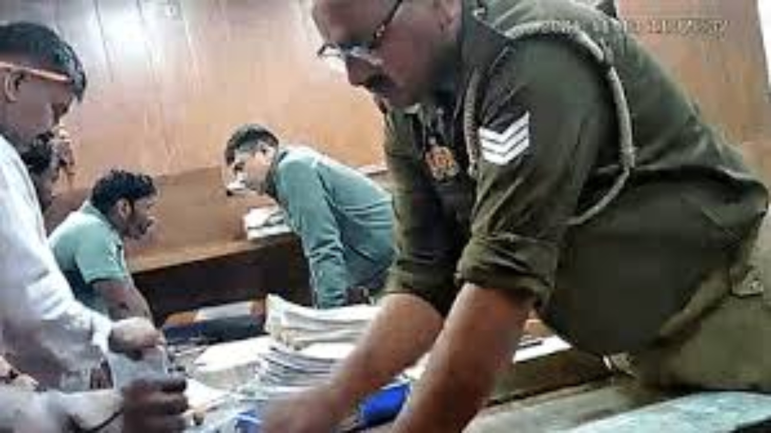 रिश्वत लेते कैमरे में कैद पुलिसकर्मी, कमिश्नर ने किया निलंबित