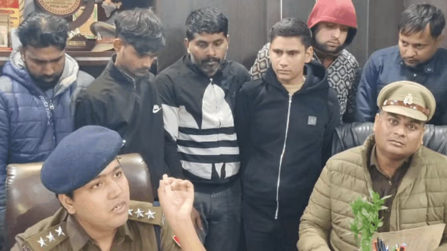 गाजियाबाद पुलिस ने डेटिंग एप से ब्लैकमेल कर अवैध वसूली करने वाले आठ आरोपी गिरफ्तार किए