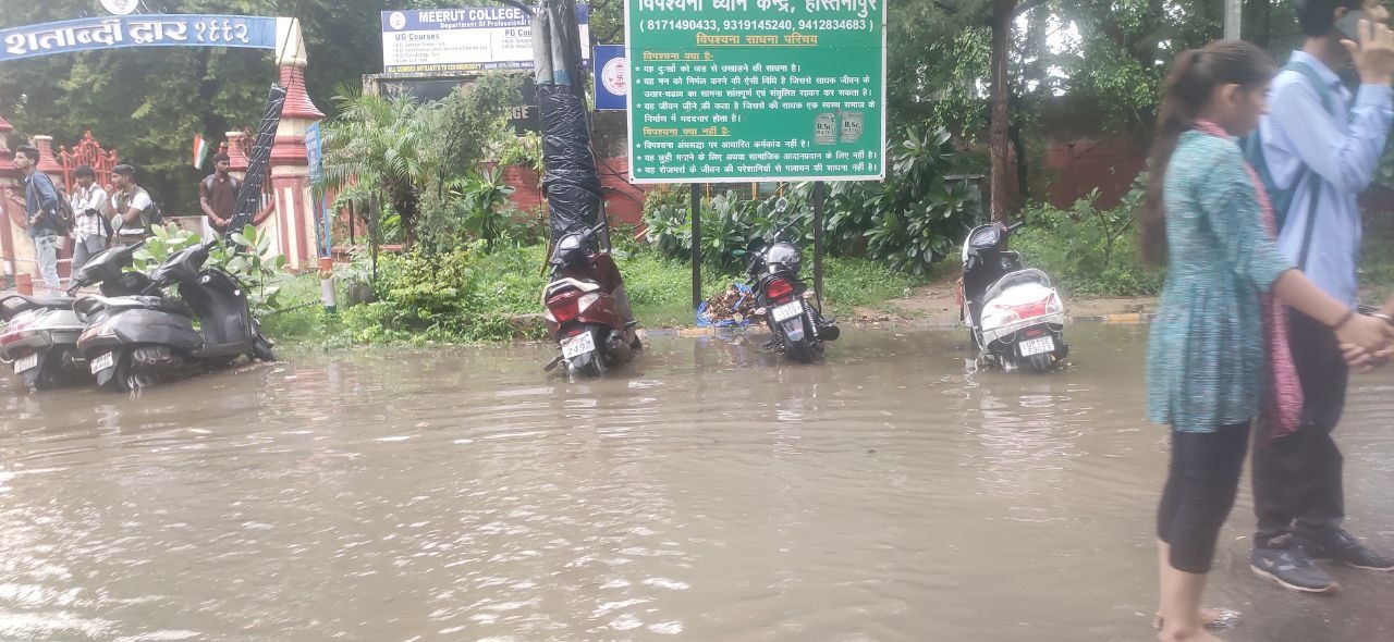 मेरठ, दिल्ली-NCR में बारिश, आने वाले 24 घंटों में इन जिलों में भीषण वर्षा और बिजली गिरने की संभावना 