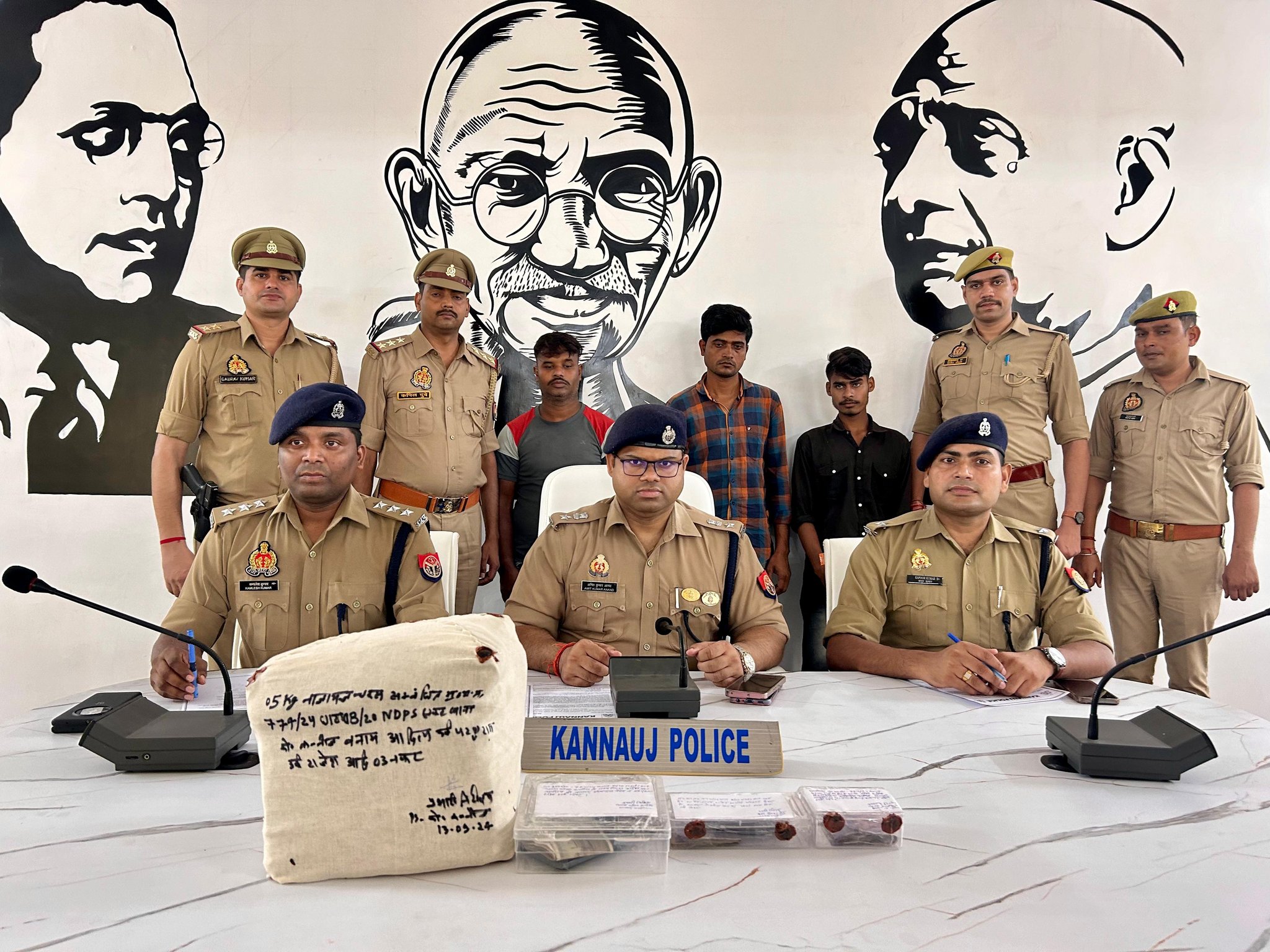 एक करोड़ की चरस लेकर बाइक से जा रहे थे बेचने, पुलिस ने तीन तस्करों को किया गिरफ्तार 