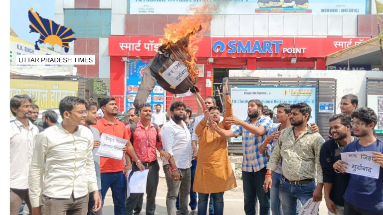 छेडख़ानी के आरोप में जेल गए शिक्षक के खिलाफ सड़को पर उतरे बजरंग दल के कार्यकर्ता,फूंका शिक्षक का पुतला