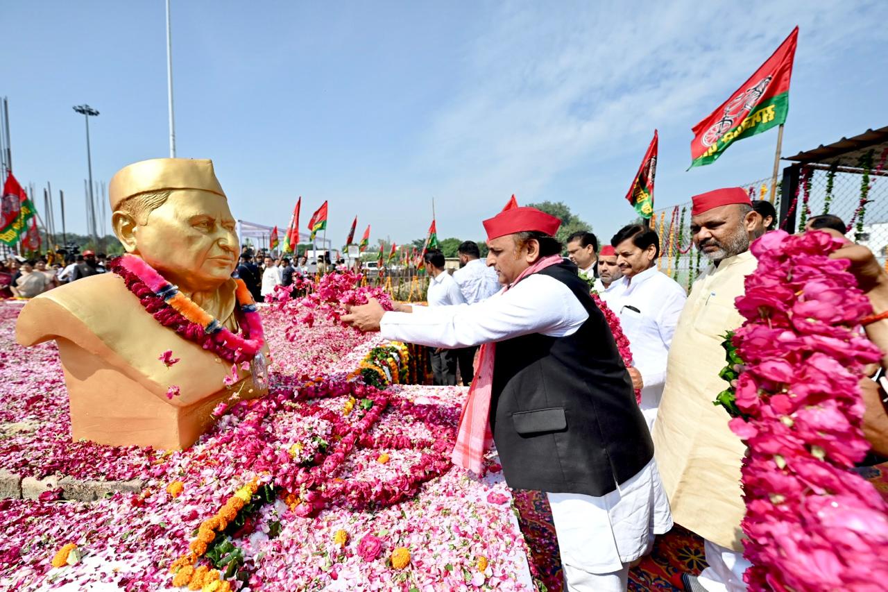 मुलायम सिंह यादव की दूसरी पुण्यतिथि पर अखिलेश ने दी श्रद्धांजलि, इंडिया गठबंधन बरकरार रहेगा, रतन टाटा के निधन पर जताया शोक 