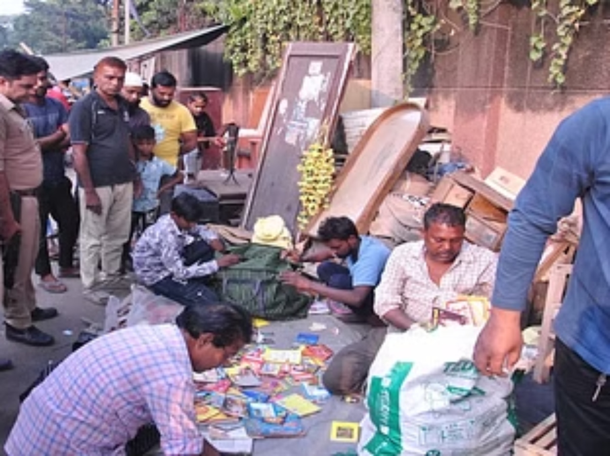  बोले महंत, 'हमारे धर्म की किताबों पर पैर रखकर बेचा जाएगा तो बर्दाश्त नहीं किया जाएगा'