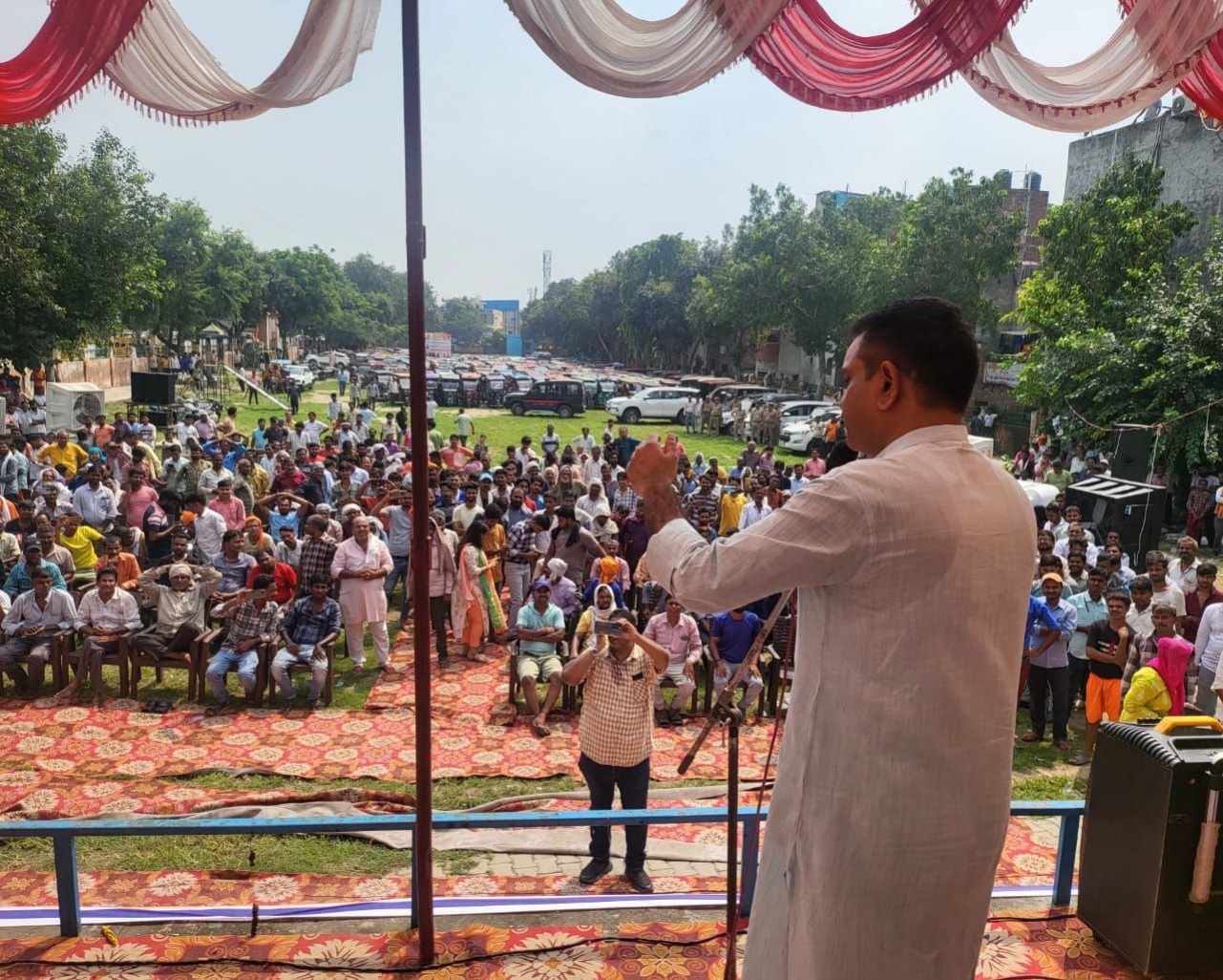 गाजियाबाद में ई रिक्शा चालकों ने मोबाइल पर नंबर डायल कर ग्रहण की भाजपा की सदस्यता