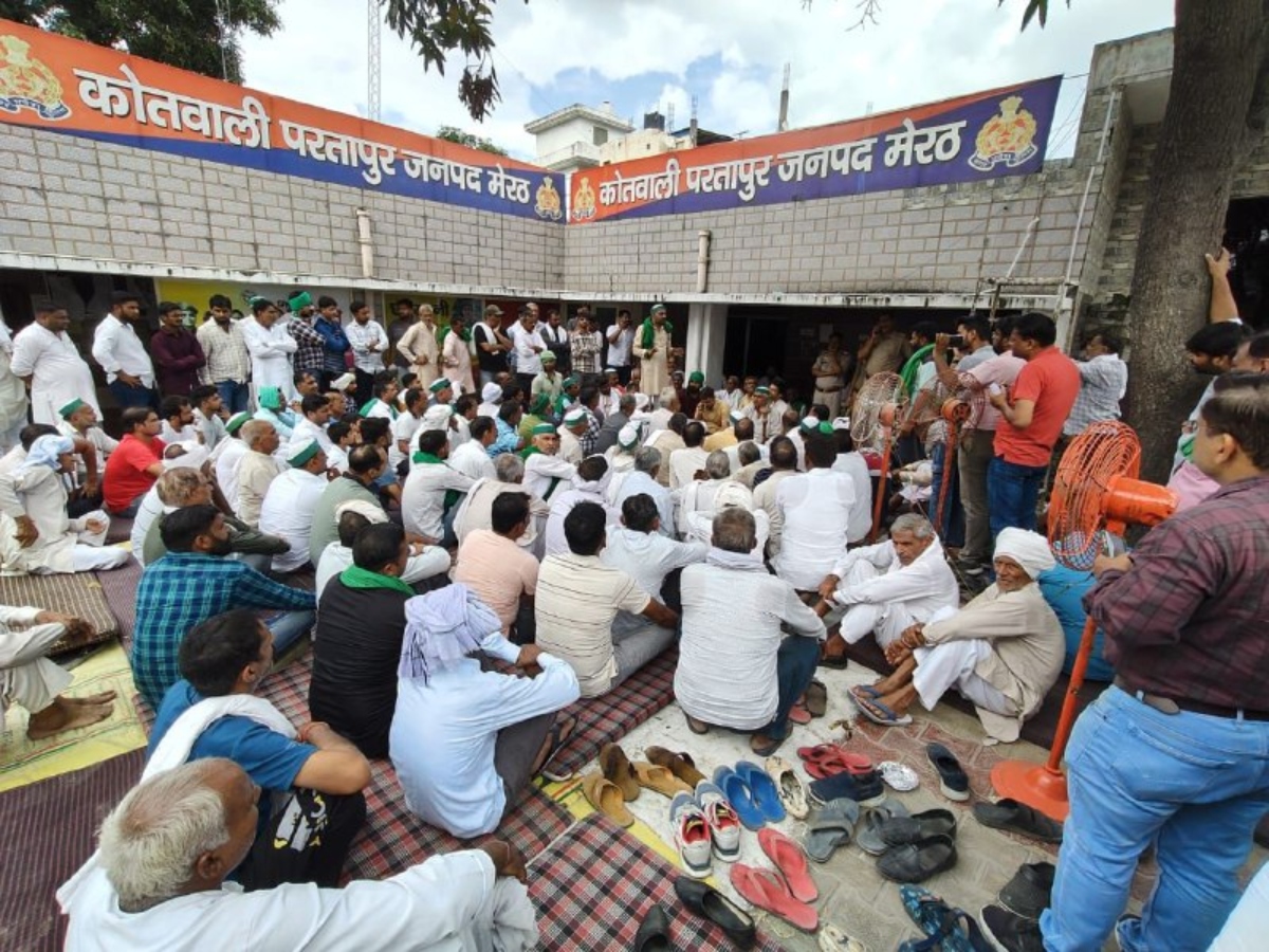 थाने में धरने पर बैठे ​भाकियू कार्यकर्ताओं ने की मुकदमा दर्ज करने की मांग 