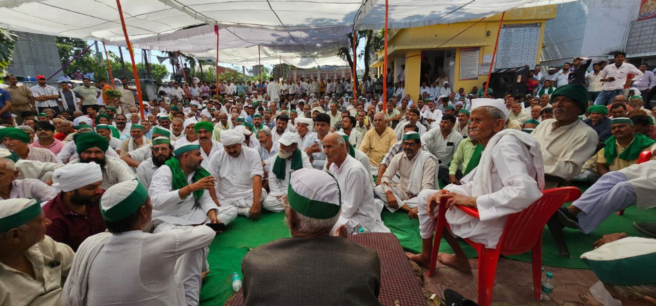 परतापुर थाने पहुंचे नरेश टिकैत ने कहा, ये भाजपा सरकार बड़ी खतरनाक