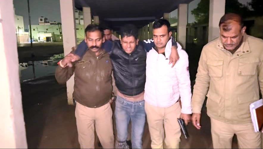 महिलाओं के साथ छेड़छाड़ करने और जान से मारने की धमकी देने वाला पुलिस मुठभेड़ में घायल