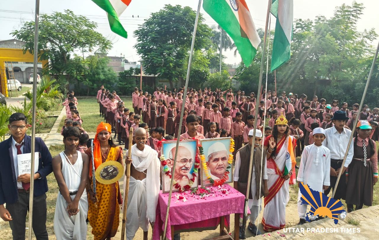 बच्चों ने ध्वजारोहण कर राष्ट्रगान और रघुपति राघव राजा राम गाकर दी   भव्य प्रस्तुति 