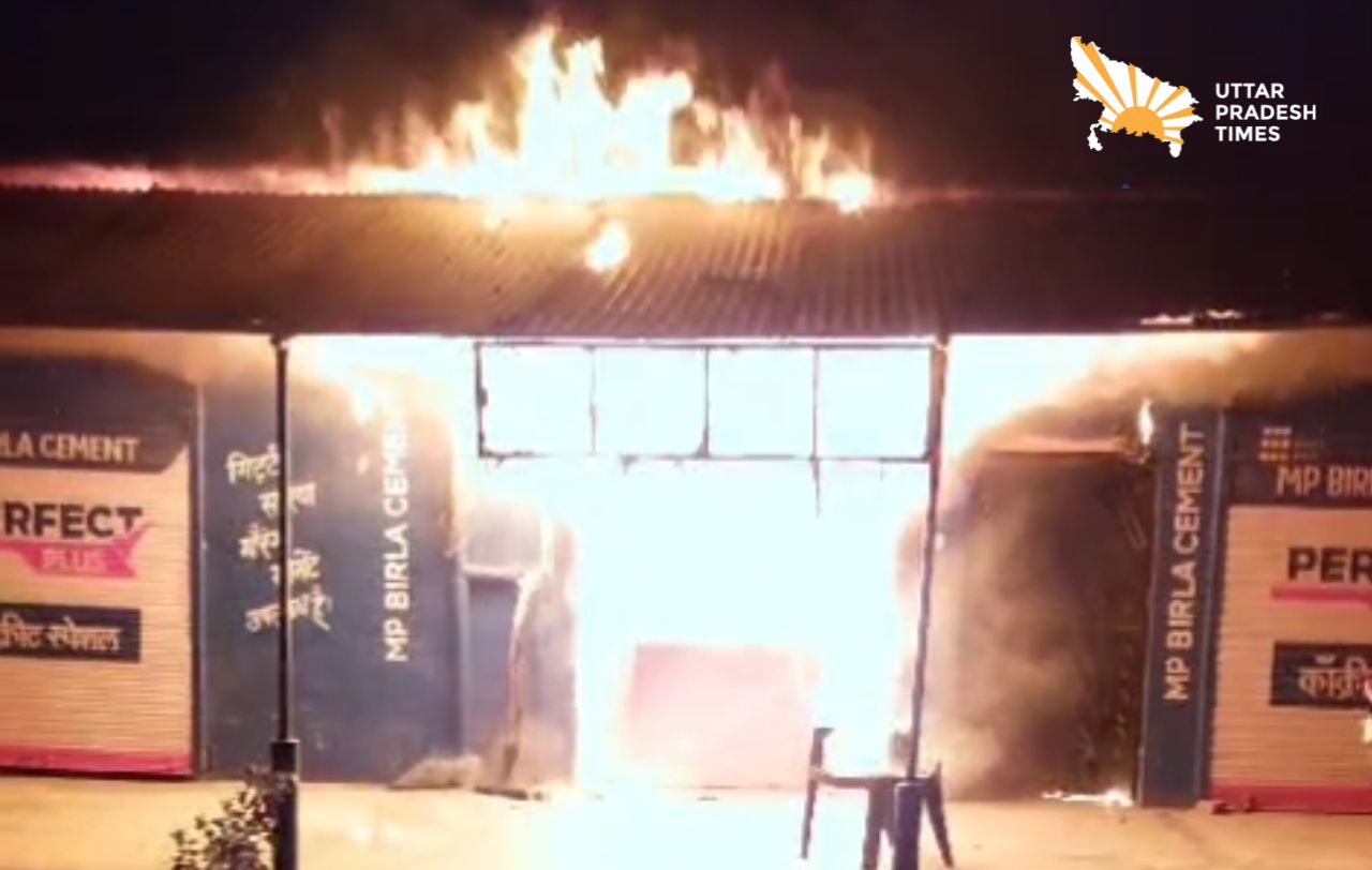 भीषण आग में मेडिकल स्टोर और घरेलू सामान जलकर राख, लोगों ने भागकर बचाई जान