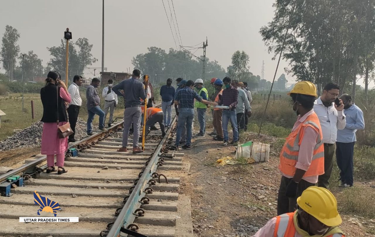 मालगाड़ी स्लीपर से टकराई, रेल ट्रैक से छेड़छाड़ की जांच में जुटी आरपीएफ