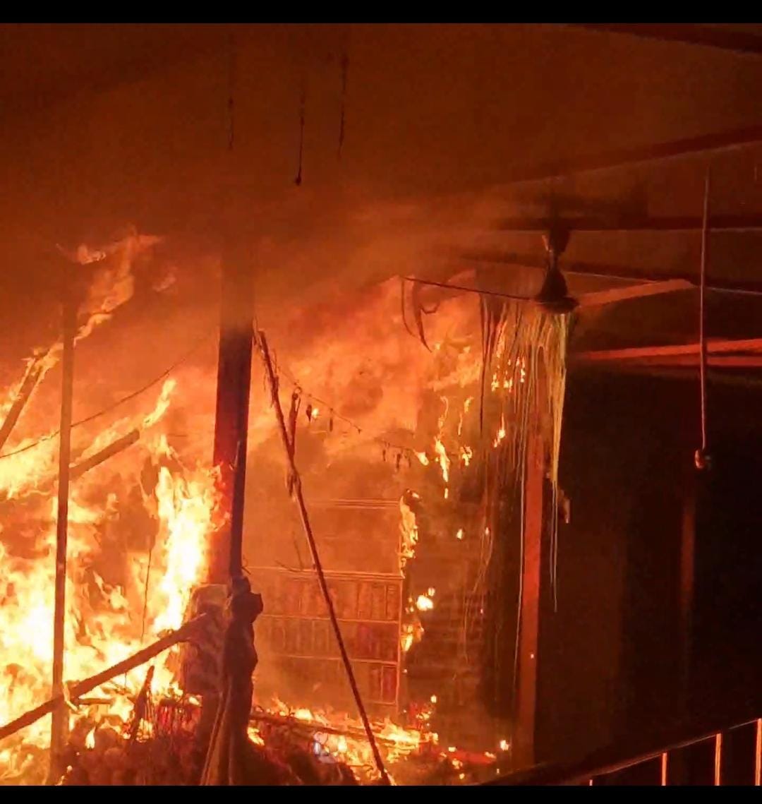 मारकंडेय महादेव धाम के समीप आग भयंकर आग, धूं-धूंकर जली दुकानें