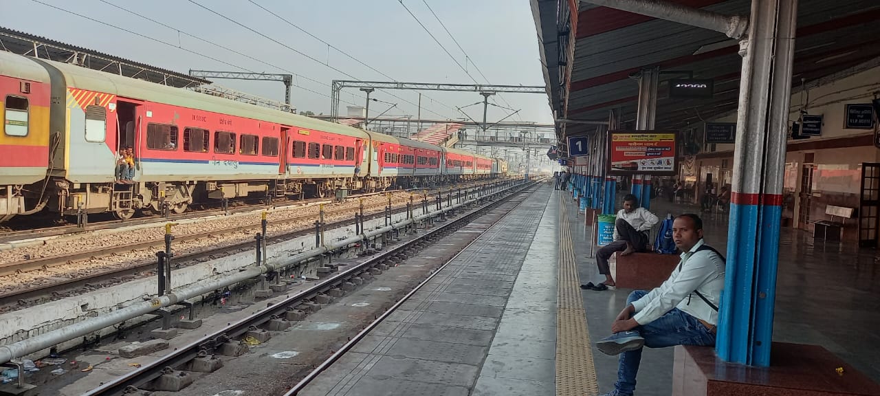 एनईआर ने स्पेशल ट्रेन का किया ऐलान, लालकुआं वाया भोजीपुरा, पीलीभीत, सीतापुर-हावड़ा के बीच चलेगी ट्रेन