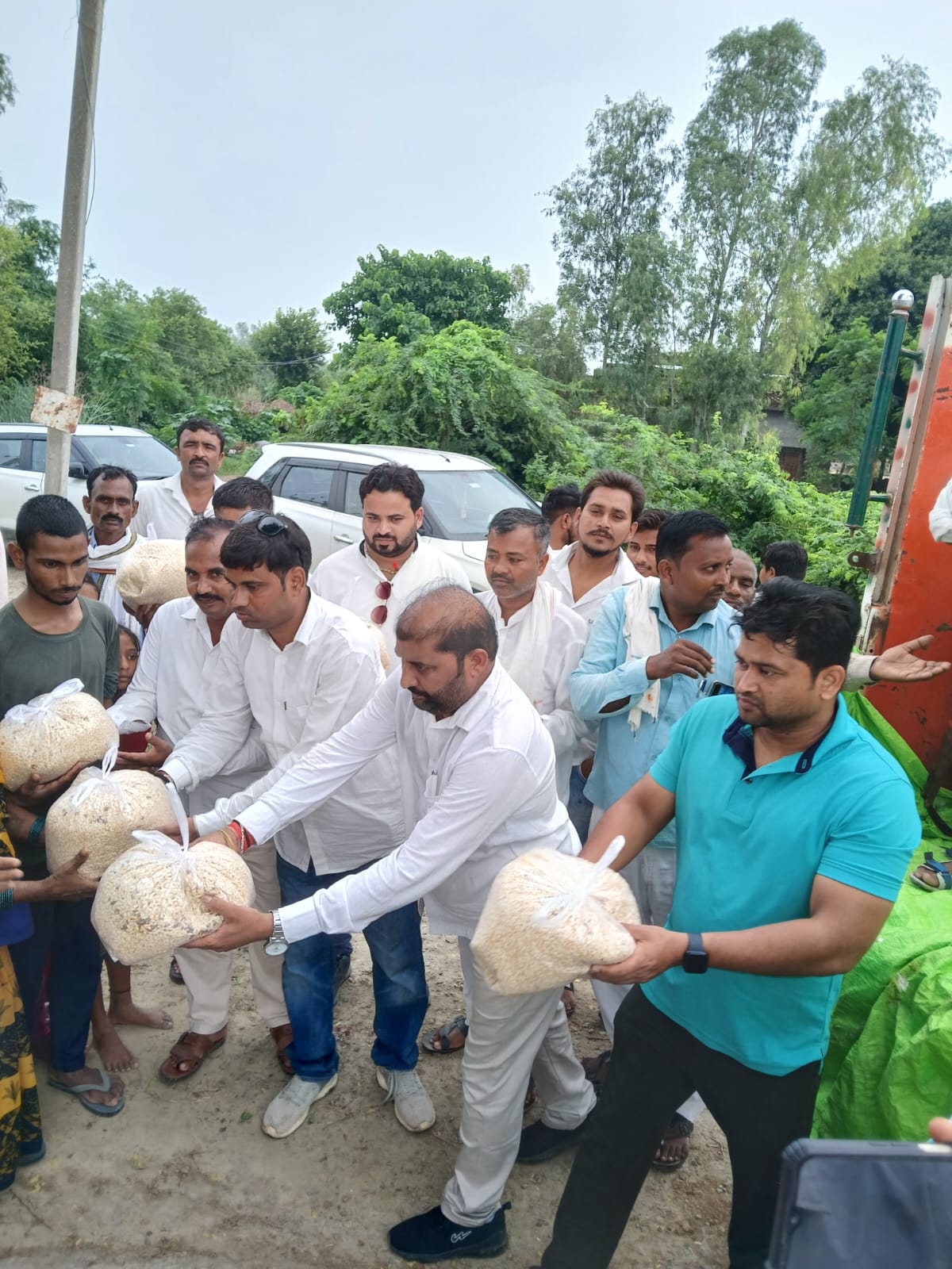 बाढ़ पीड़ितों की मदद में पहुंचे समाजसेवी, प्रभावित लोगों में कराया खाद्य सामग्री का वितरण