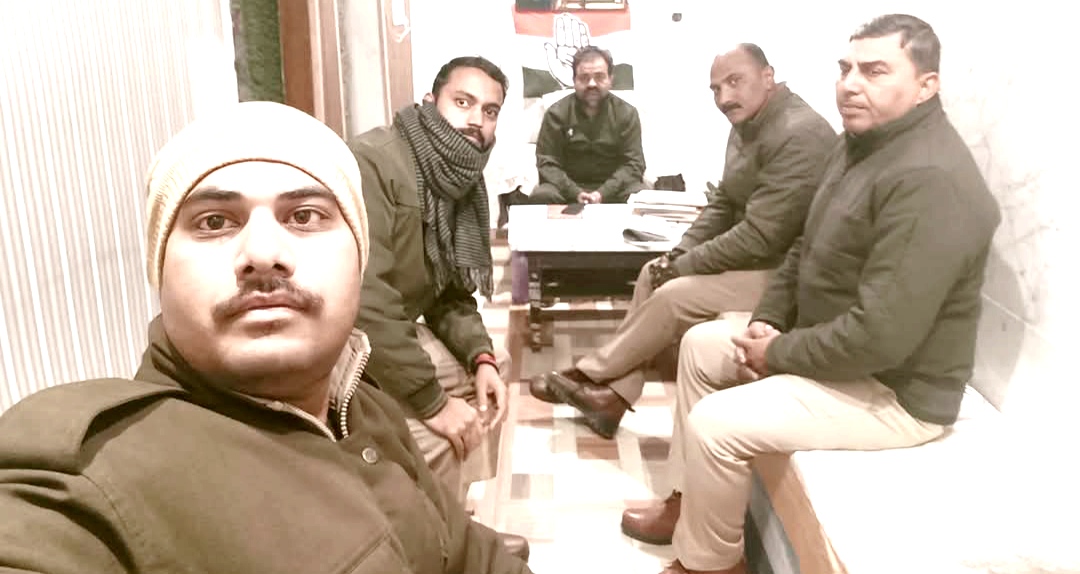 लखनऊ में प्रदर्शन से पहले कांग्रेस नेता नजरबंद, पुलिस ने आधी रात से दो दर्जन नेताओं के घर डाला डेरा, लोकतंत्र में धरना-प्रदर्शन का अधिकार भी छीना 