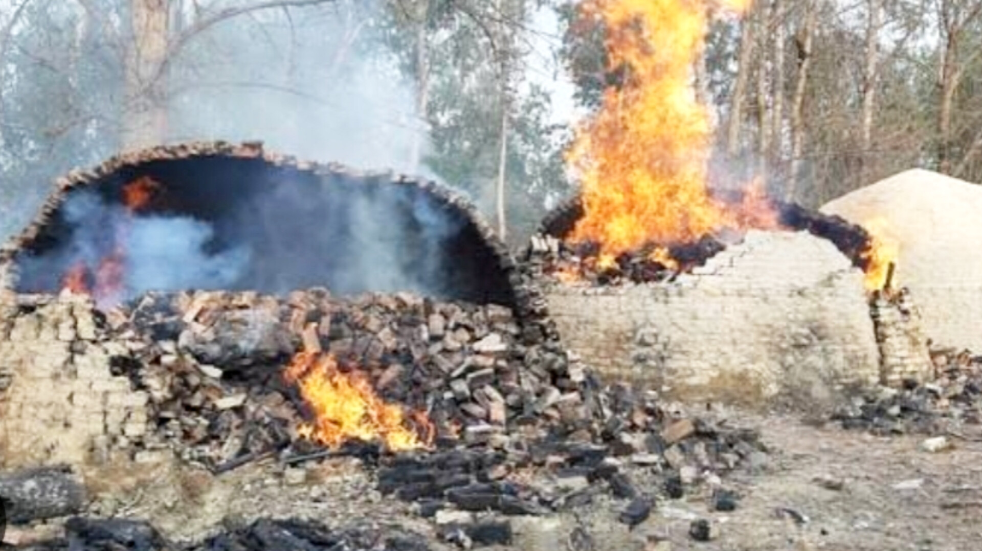 हरदोई में वन दरोगा की पिटाई के बाद अवैध कोयला भट्ठियां तोड़ी गई