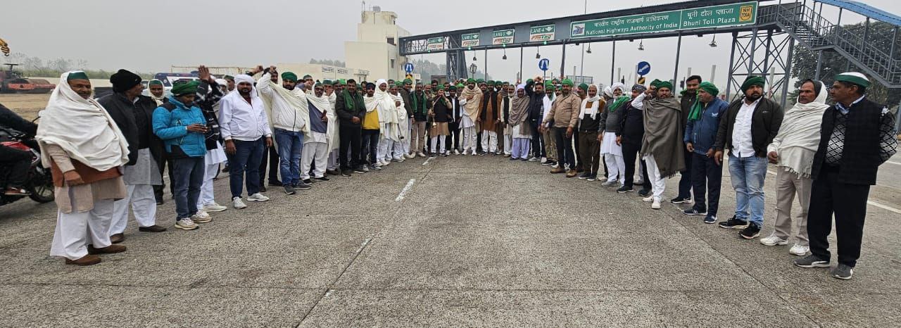 चौधरी चरण सिंह की 122 वीं जयंती पर भूनी टोल प्लाजा पर ​भाकियू का प्रदर्शन नारेबाजी