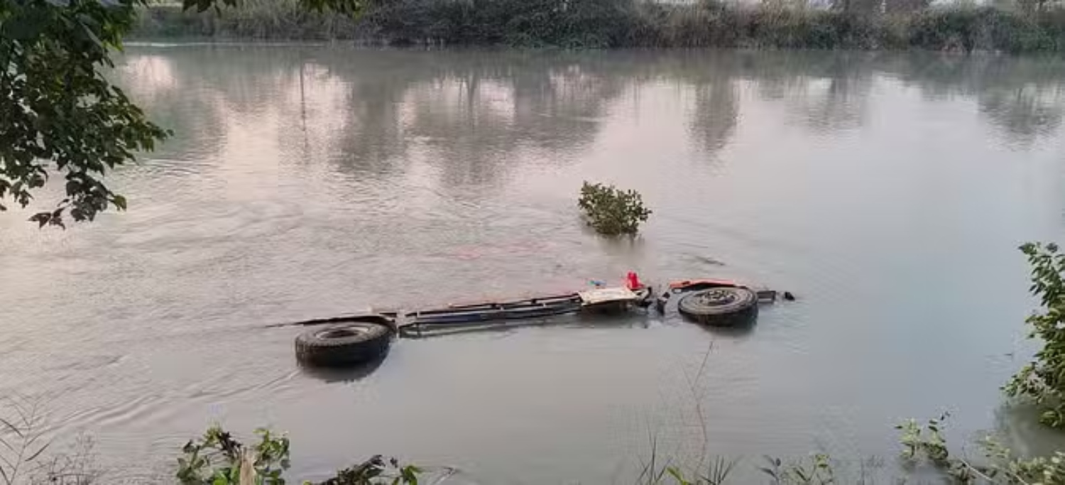 मेरठ कांवड़ पटरी मार्ग पर बैरियर तोड़कर नहर में गिरा ट्रक, चालक की माैत