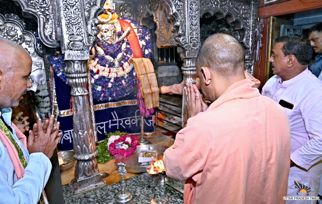 शारदीय नवरात्रि की पंचमी तिथि पर काशी पहुंचे मुख्यमंत्री