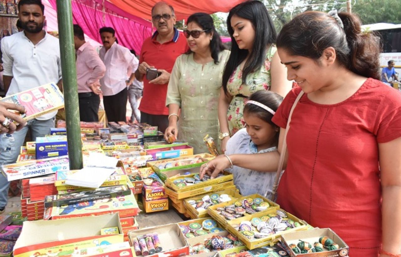 झांसी में दीपावली के लिए पटाखा बाजारों को मिली मंजूरी, छह स्थानों पर होगी बिक्री