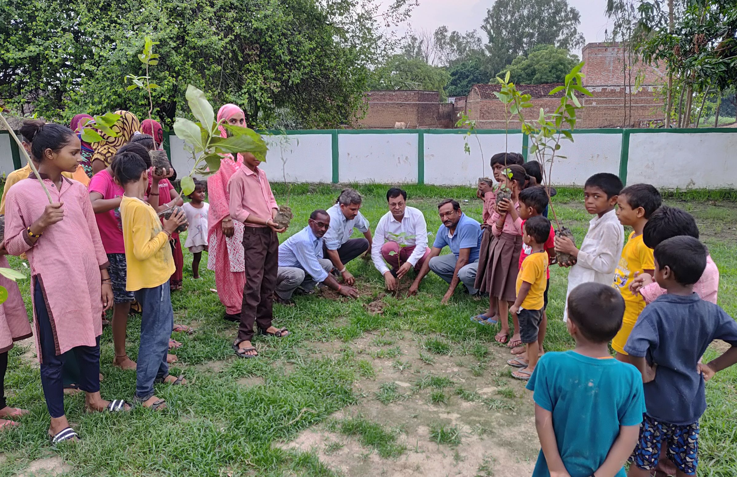 खरैला परिषदीय स्कूल के बच्चों ने लगाए 55 पौधे,  साथ में लगाई नेम प्लेट
