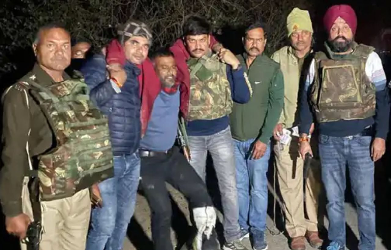 झांसी पुलिस की बड़ी कार्रवाई: जहर देकर ट्रैक्टर चुराने वाले अंतरराज्यीय गिरोह का भंडाफोड़, दो ट्रैक्टर बरामद