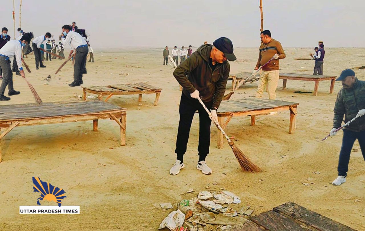 एसपी नीरज जादौन ने छात्रों के साथ गंगा तट पर लगाई झाड़ू