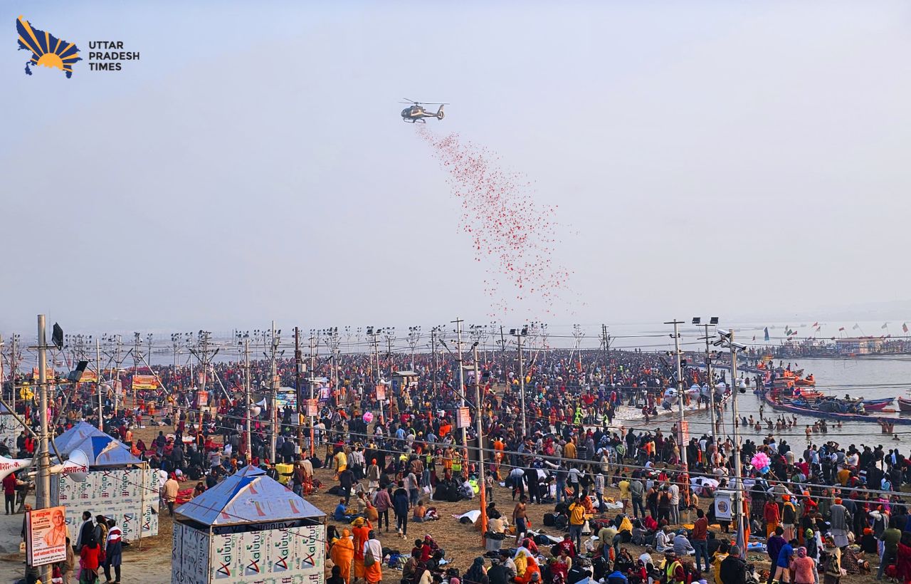 श्रद्धालुओं पर हेलीकॉप्टर से हुई पुष्पवर्षा, जयकारों से गूंजा संगम, लगातार दूसरे दिन फूलों की बारिश