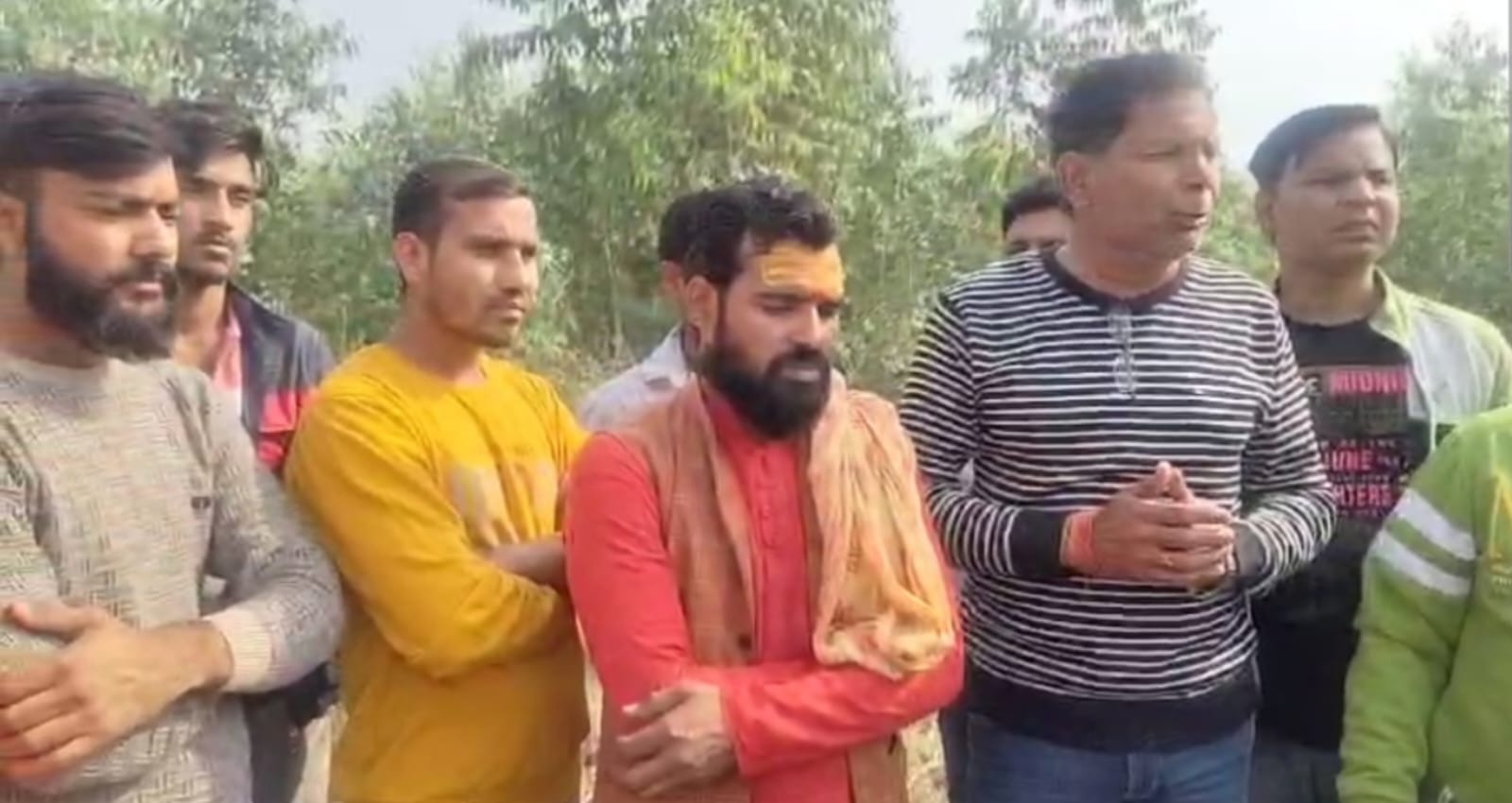 गोवंश के अवशेष मिलने से ग्रामीणों में आक्रोश, करणी सेना ने कार्रवाई की मांग को लेकर किया हंगामा