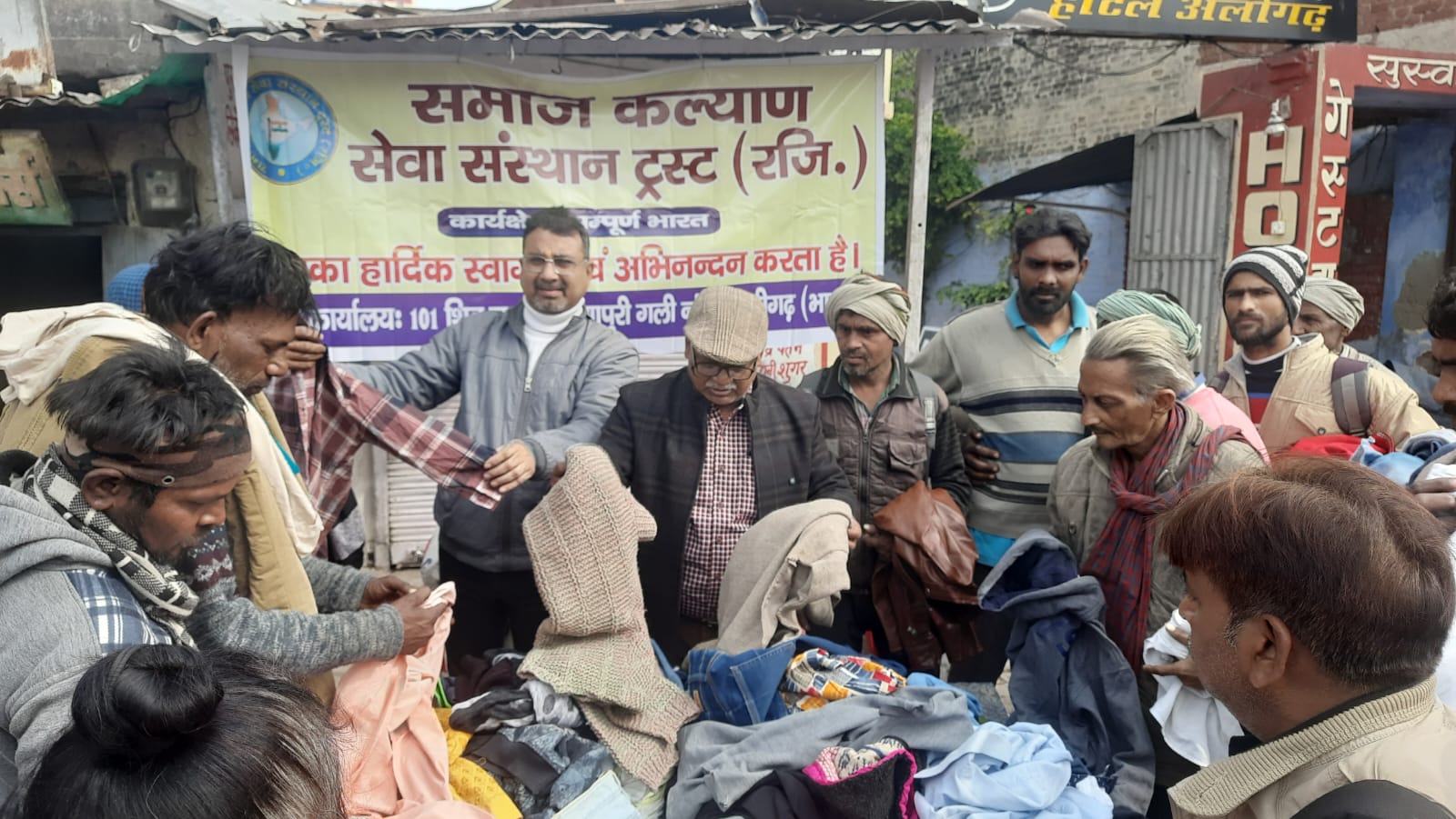 समाज कल्याण सेवा संस्थान ने जरूरतमंदों को बांटे गर्म कपड़े, लोगों के चेहरे पर खिली मुस्कान