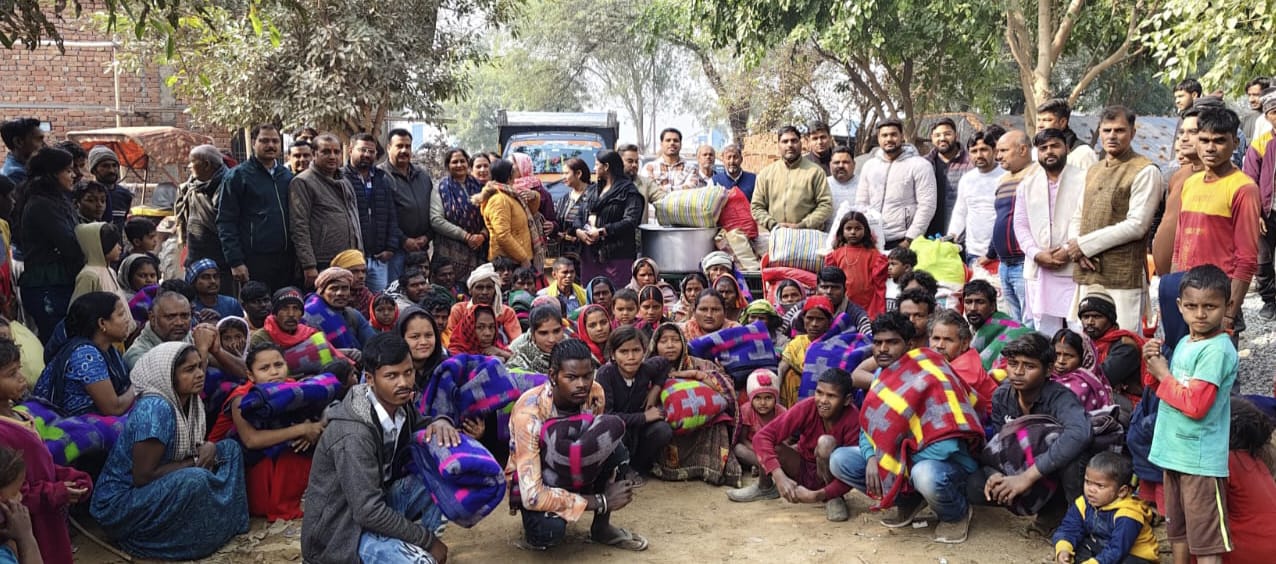 क्षत्रिय महासभा ने मकर संक्रांति पर गरीबों को खिचड़ी खिलाकर वितरित किए गर्म कपड़े और रजाई